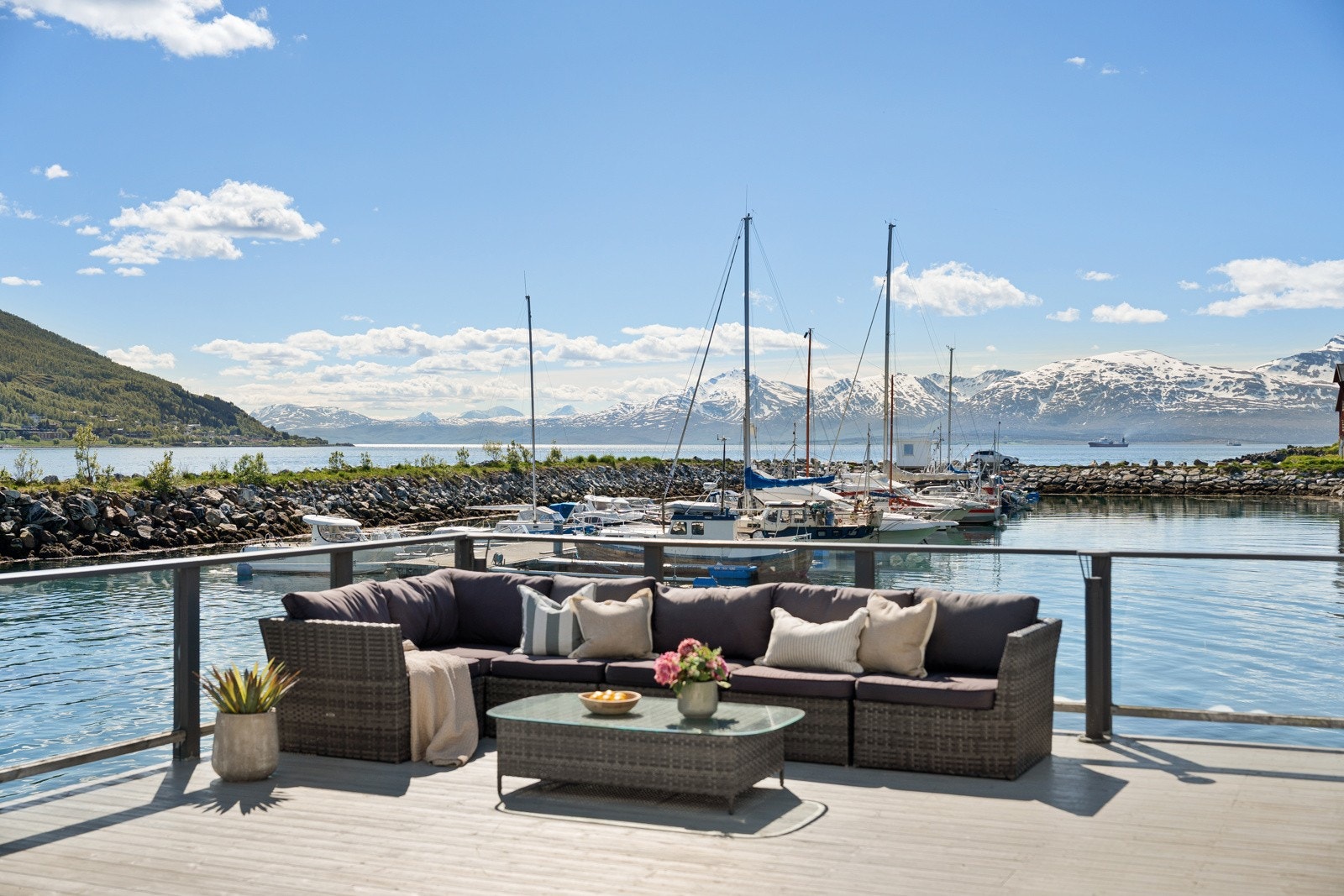 Terrassen er vendt ut mot havet og rommer både badstu, jacuzzi og romslige møbler.