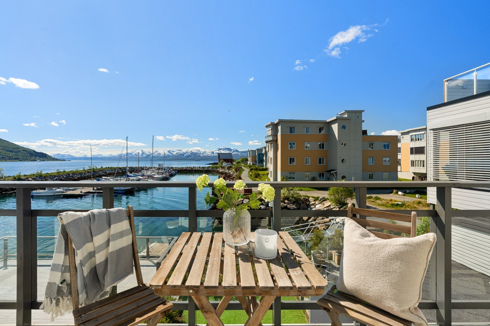 En hyggelig spiseplass gjør verandaen til en naturlig forlengelse av oppholdsrommet i sommerhalvåret.