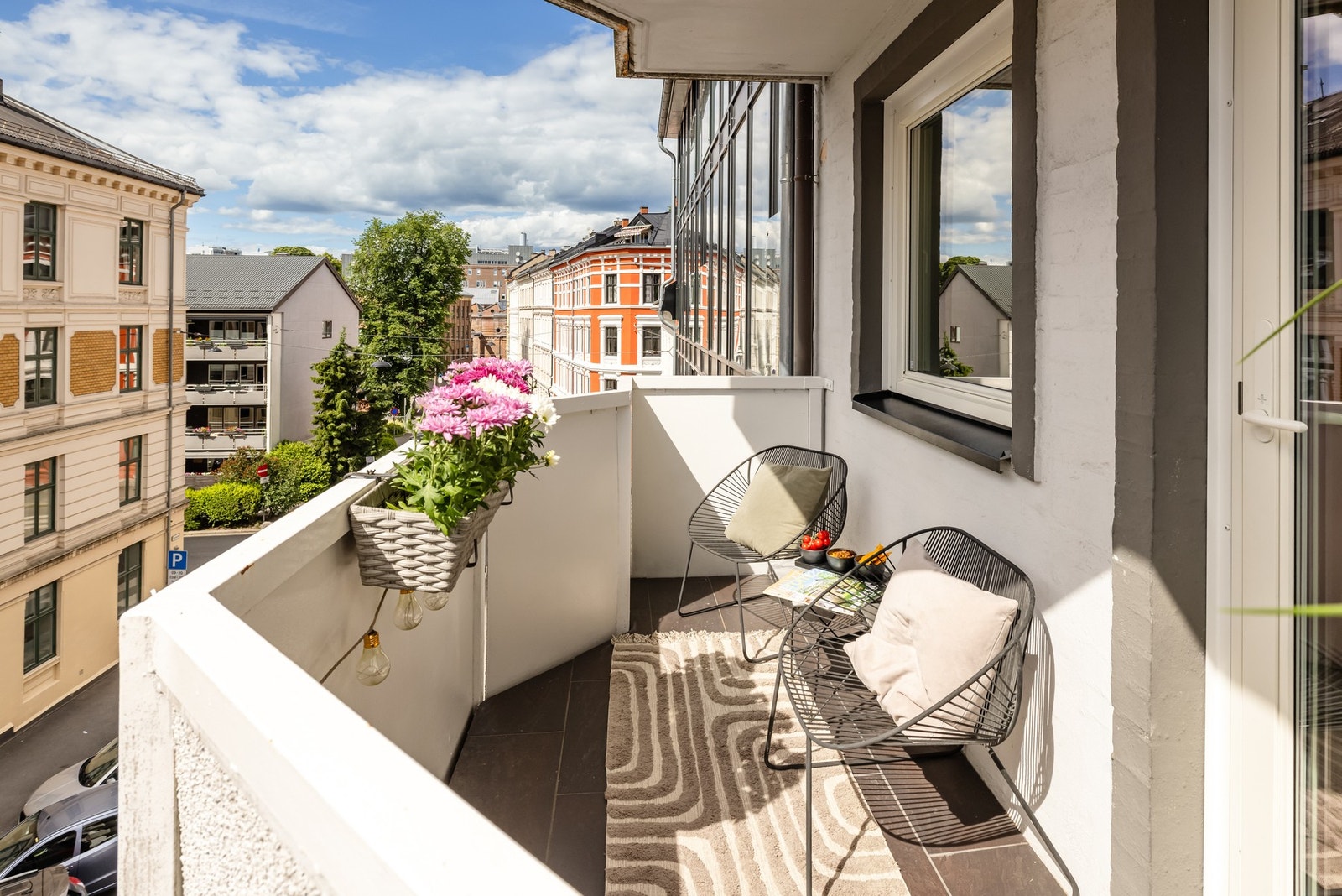 Beliggenheten i høyden og mot vest sørger for gode solforhold på ettermiddag og kveld. Galleribilde