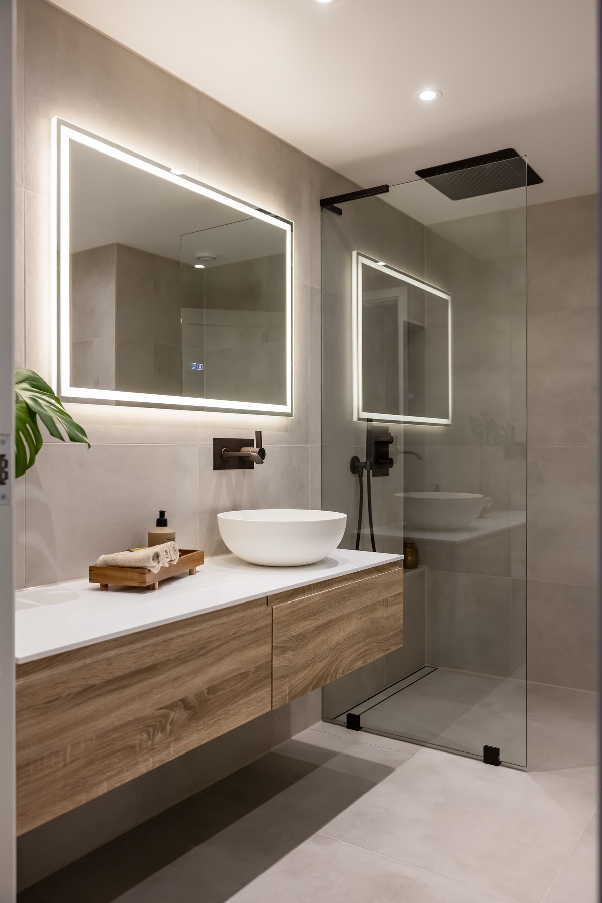 Baderommet har moderne fliser på gulv og vegger, deilig gulvvarme, downlights i himlingen og mekanisk avtrekk styrt sentralt i bygget. Galleribilde