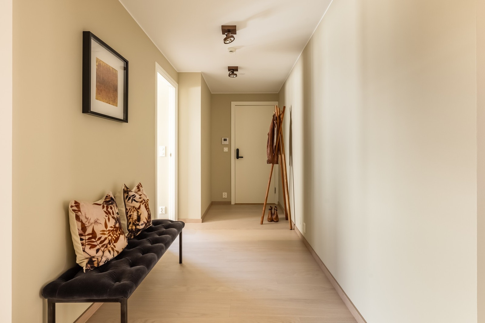 I entréen er det god plass til garderobeløsninger etter eget ønske og behov. Galleribilde
