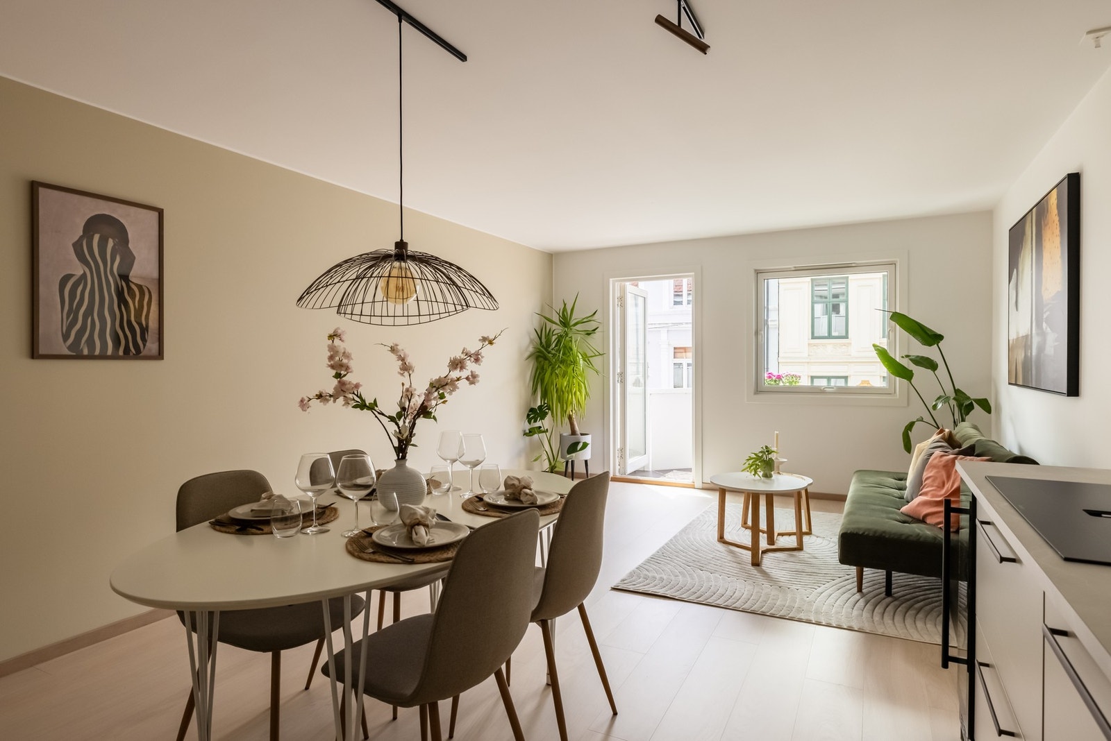 Leiligheten ligger i byggets 4. etasje med heisadkomst, og har en gjennomgående planløsning med åpen stue- og kjøkkenløsning og 2 store soverom mot rolig bakgård. Galleribilde