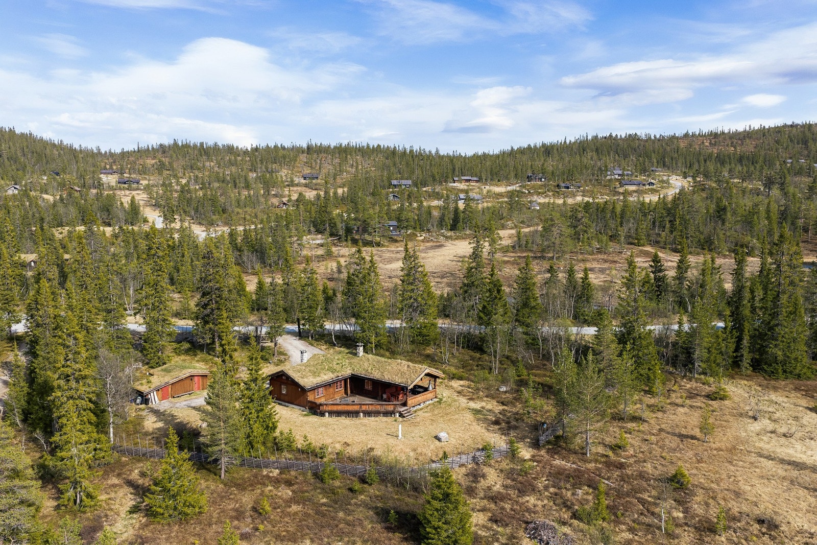 Sommertid er det beitende dyr i området, og eiendommen er inngjerdet. Galleribilde