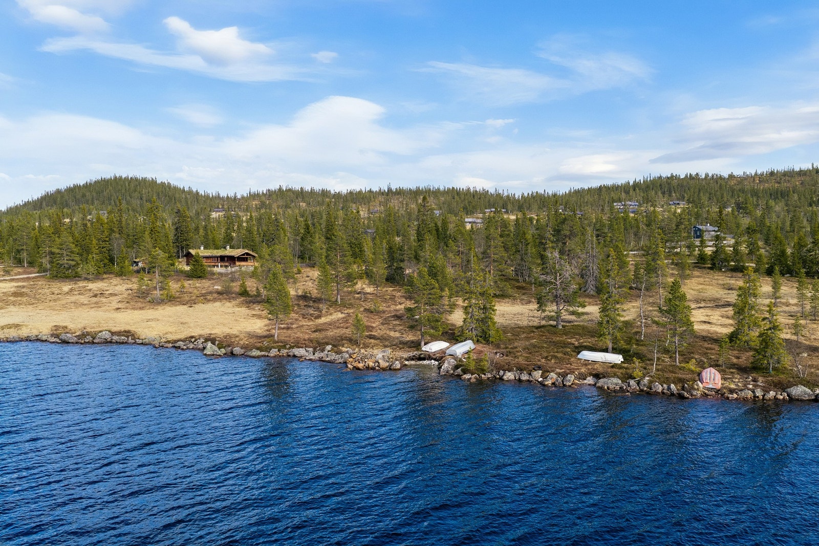 Søbekksetervegen 269 ligger idyllisk til nær innsjøen Hellsenningen, et spennende fiskevann hvor det finnes ørret og abbor. Husk fiskekort. Galleribilde