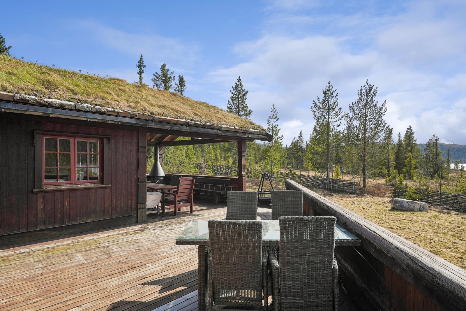 Her er det god plass til utemøblering, og deler av terrassen har takoverbygg som gir muligheten til å nye utelivet selv om solen ikke skinner. Her finnes også utepeis. Galleribilde
