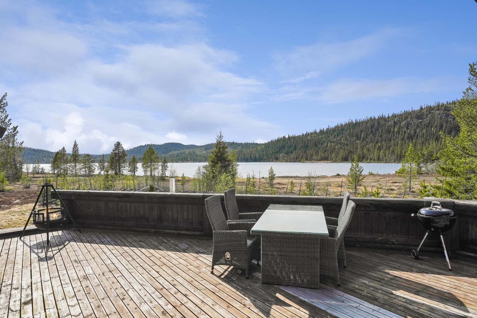 Hytta har romslig terrasse med adkomst både fra stue og kjøkken. Her frister det å kunne nyte utsynet over Hellsenningen mens man puster den friske, klare fjelluften Galleribilde