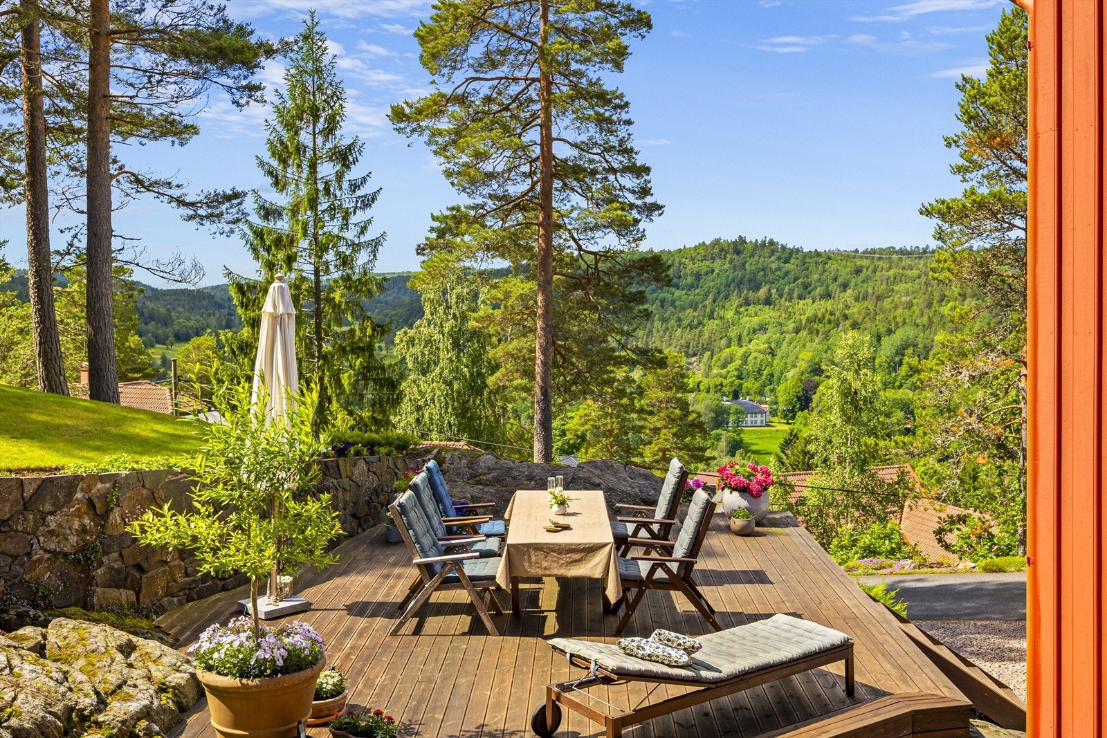 Fra terrassen har man utsikt over det grønne landskapet og litt av golfbanen. Galleribilde