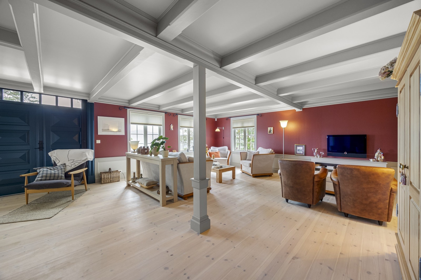 Stuen er romslig og gir god plass til flere sittegrupper. Galleribilde