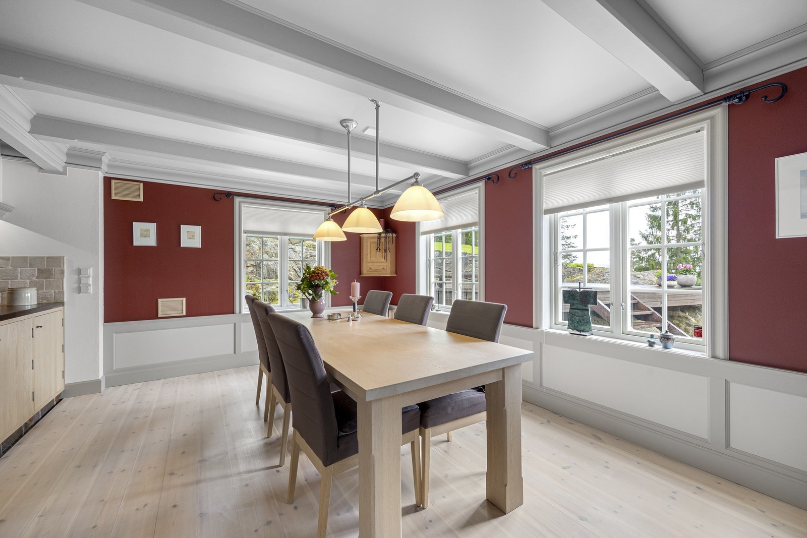 Spisestuen har plass til langbord og har gjennomgående heltre furugulv. Galleribilde