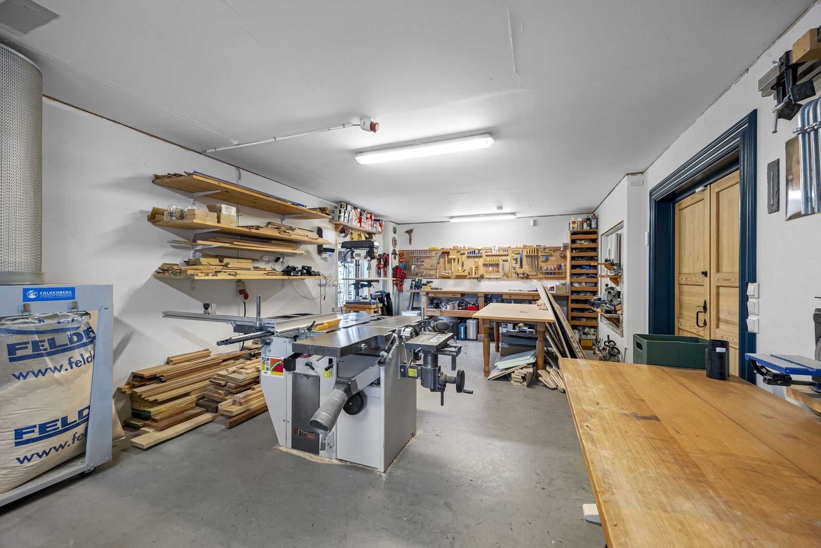 Verkstedet har rikelig med plass for både hobbyprosjekter og oppbevaring. Galleribilde