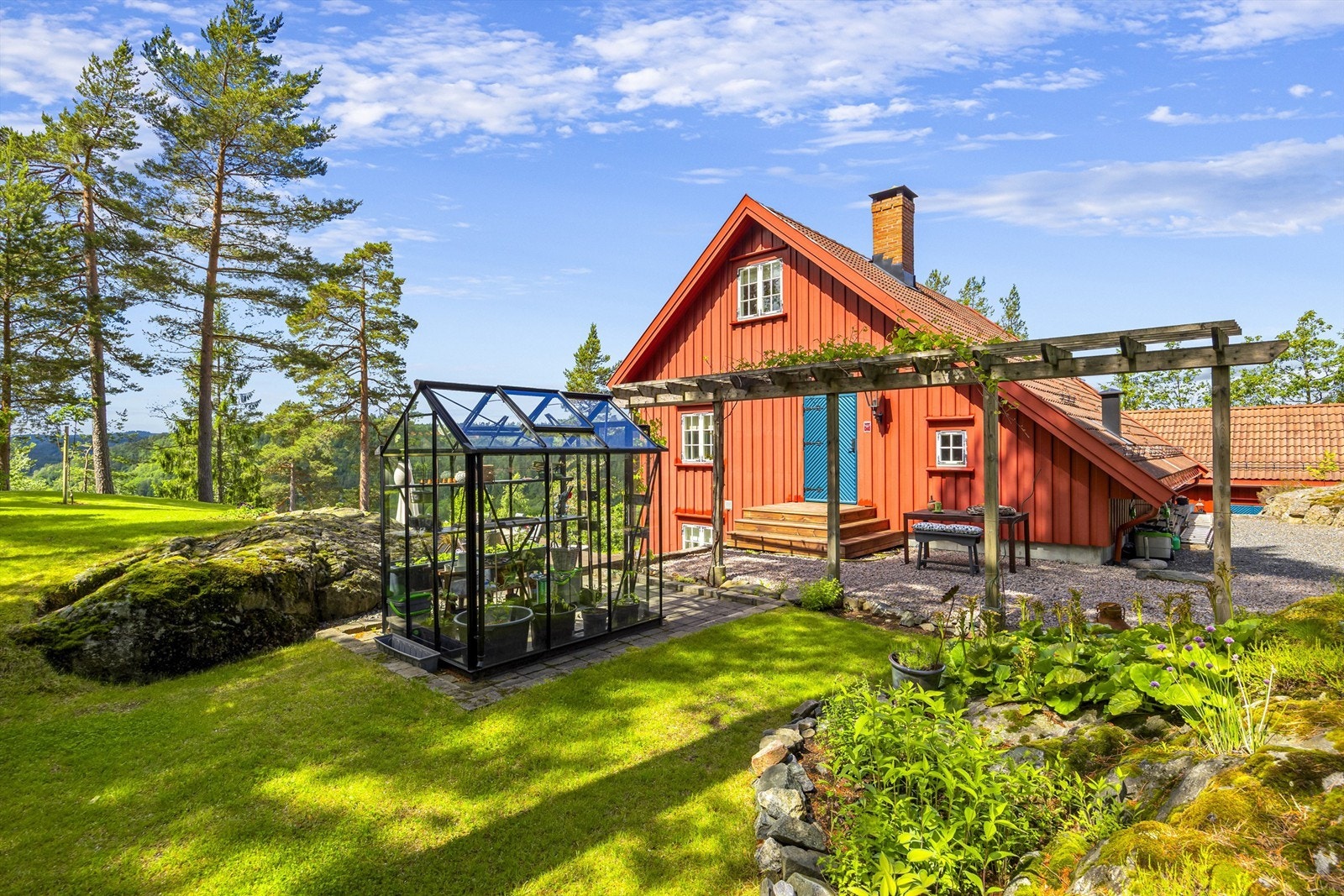Tomten er pent opparbeidet med plenarealer og diverse beplantning/hage. Galleribilde