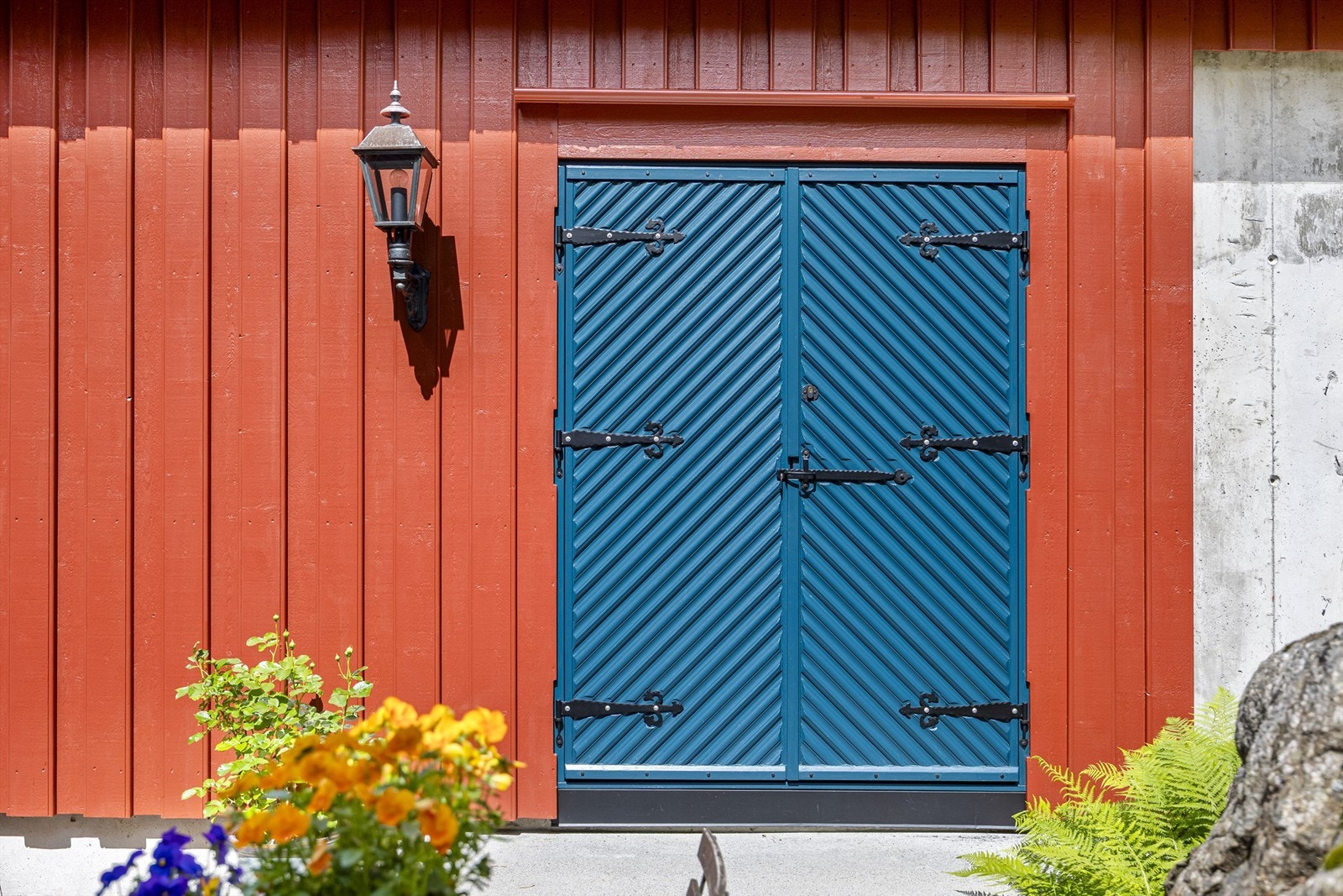 Detaljer fra fasaden med dører inspirert av eldre byggetradisjon. Galleribilde