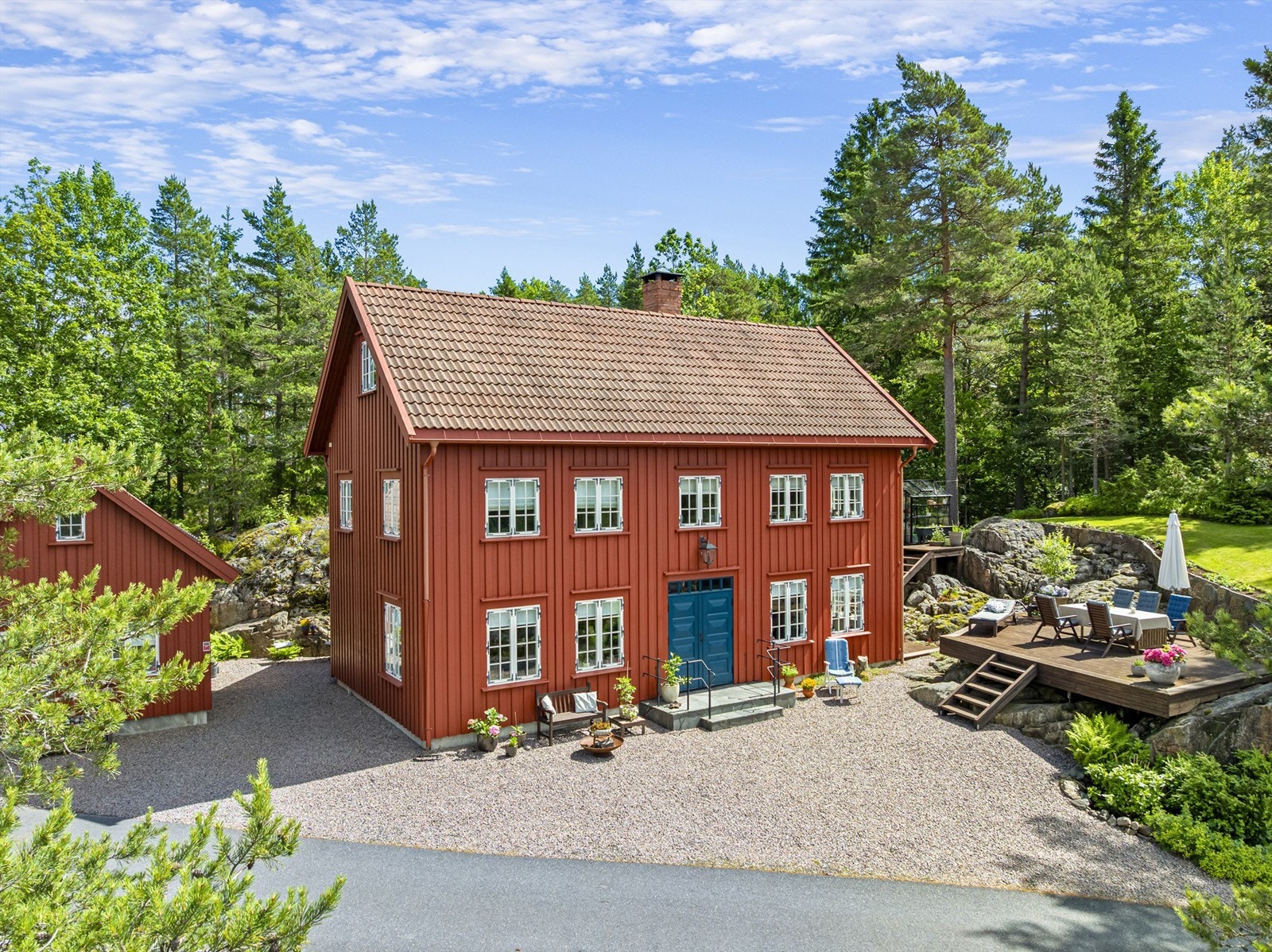 Eneboligen ligger høyt og fritt med gode solforhold og ingen innsyn. Galleribilde