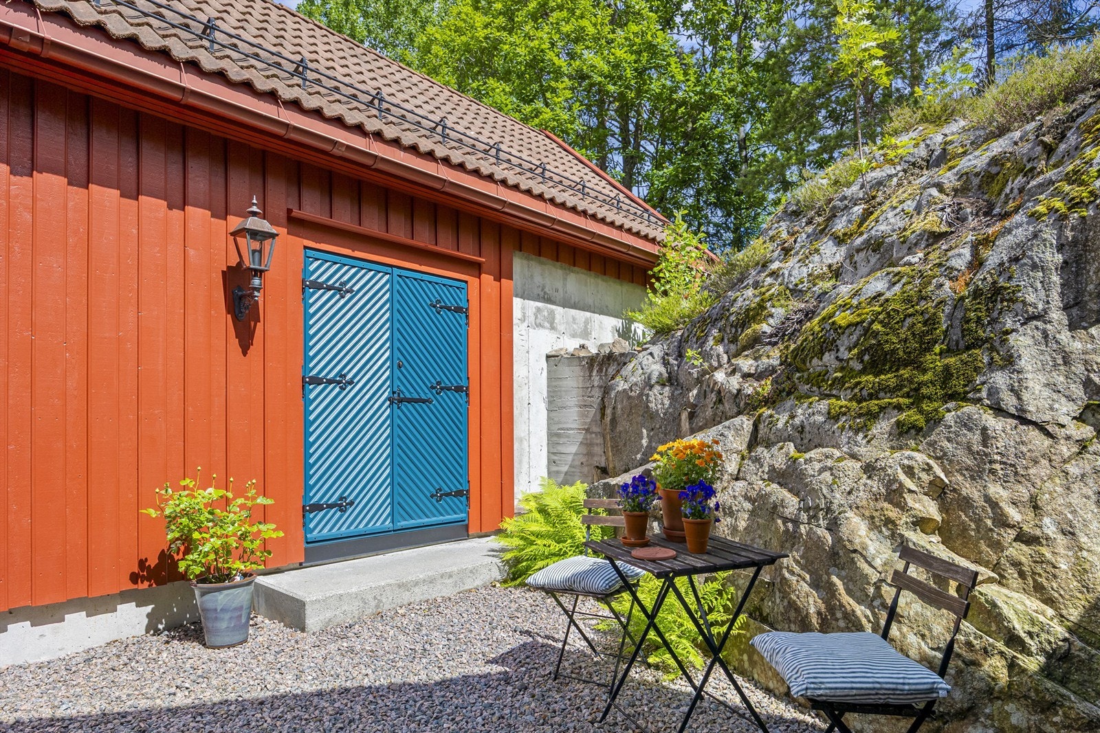 Lune og usjenerte uteplasser flere steder på tomten. Galleribilde