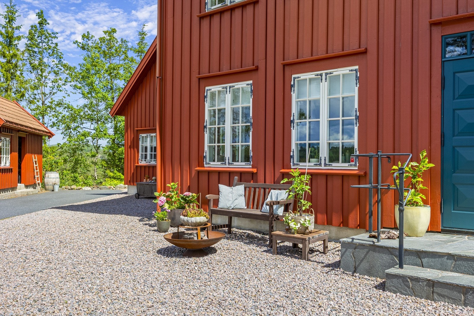 Eiendommen har en pent opparbeidet tomt på ca. 1,2 mål. Galleribilde