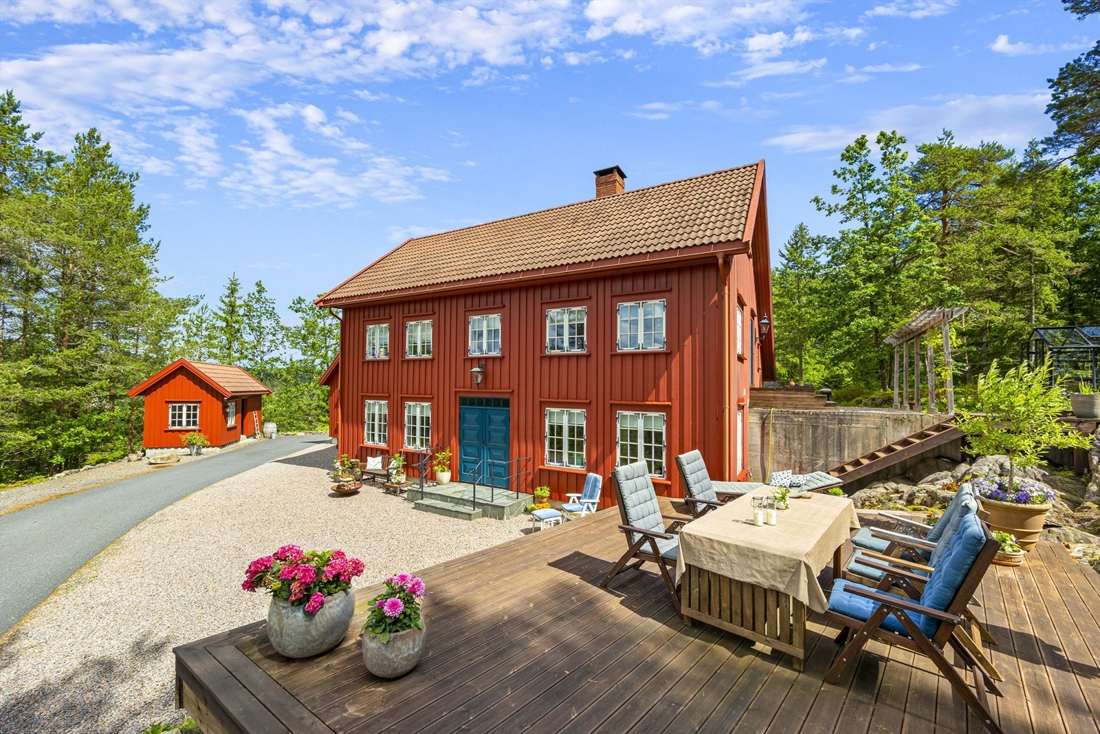 Eiendommen har både hage og gårdstun med innbydende tomt.
Foto: Hallvard Rimereit Galleribilde