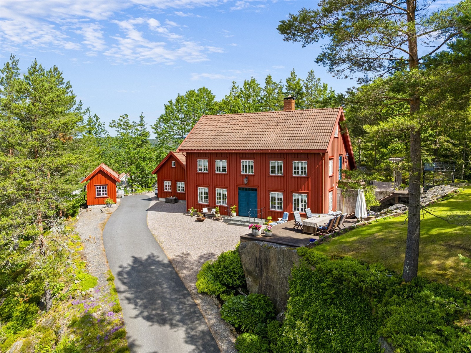 Oversikt over den romslige eiendommen med hovedhus og sidebygninger. Galleribilde