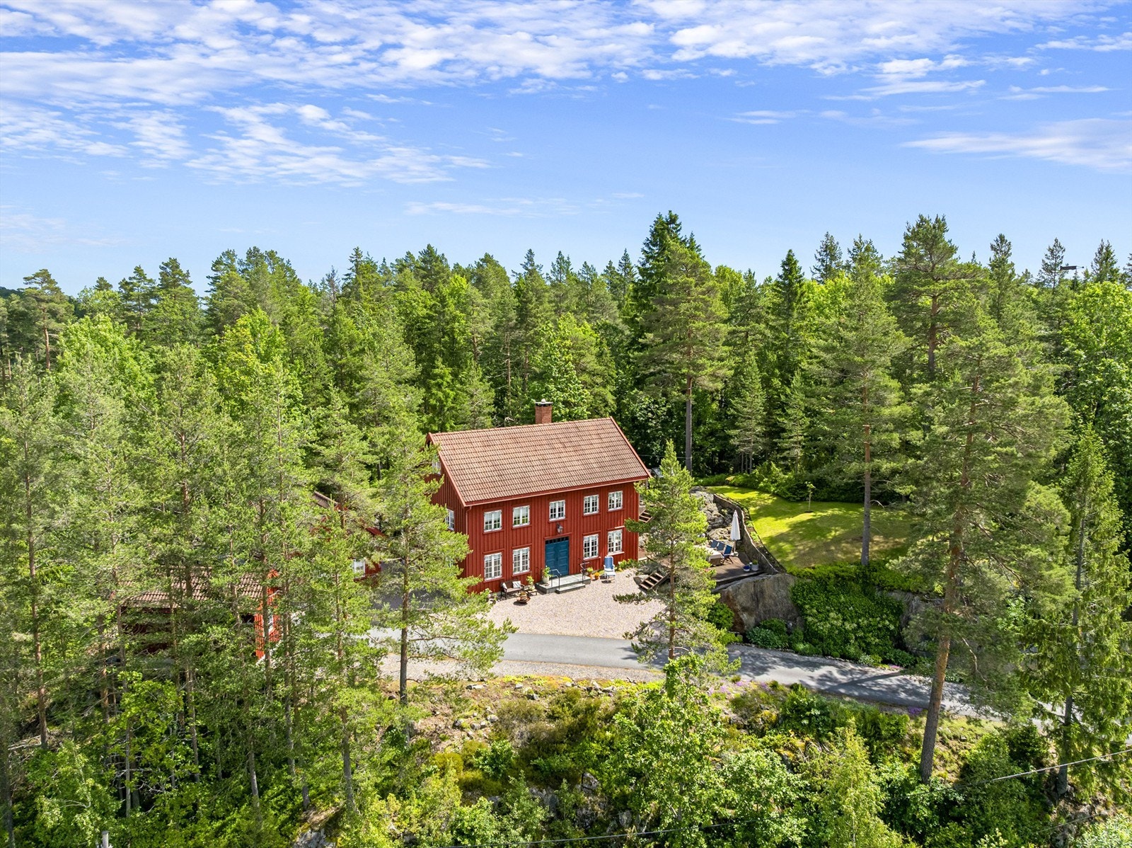 Eiendommen ligger tilbaketrukket med skog og natur som omkranser eiendommen. Det er likevel et etablert boligfelt på Nesheia. Galleribilde