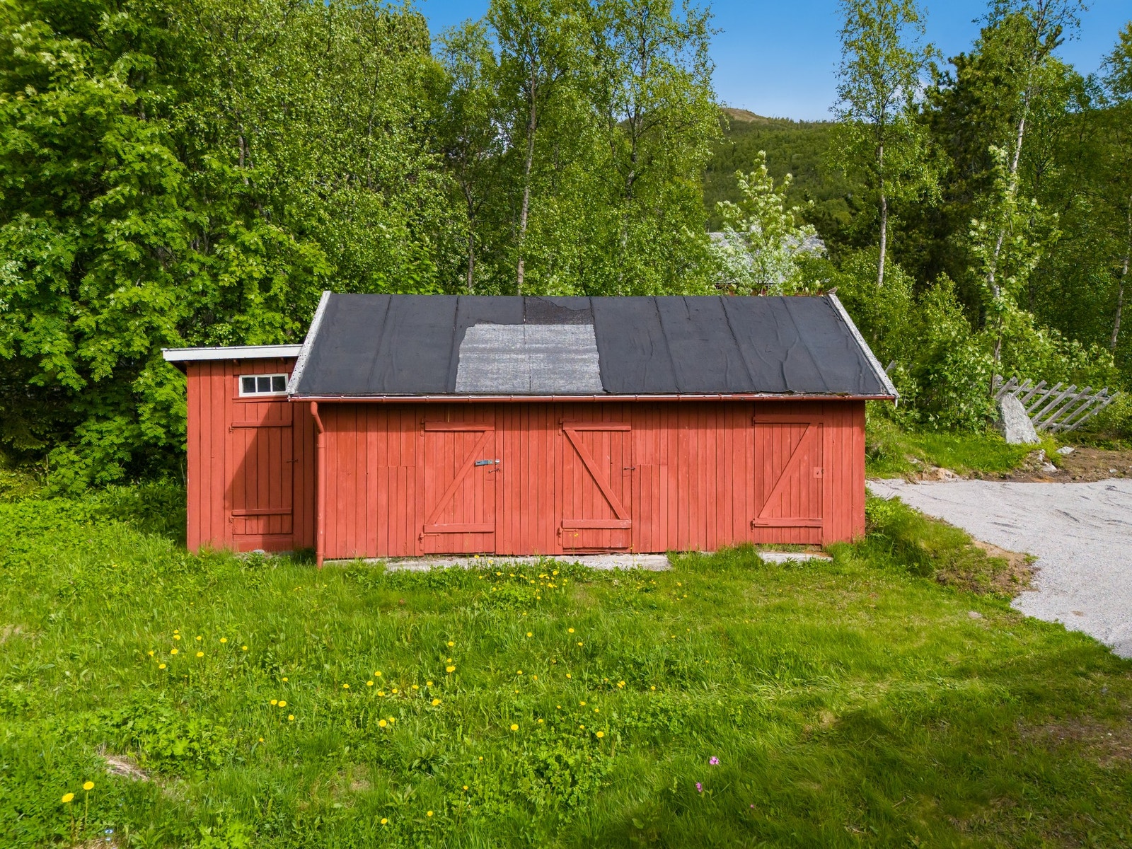 Eldre uthus gir ekstra lagringsplass og flere bruksmuligheter Galleribilde