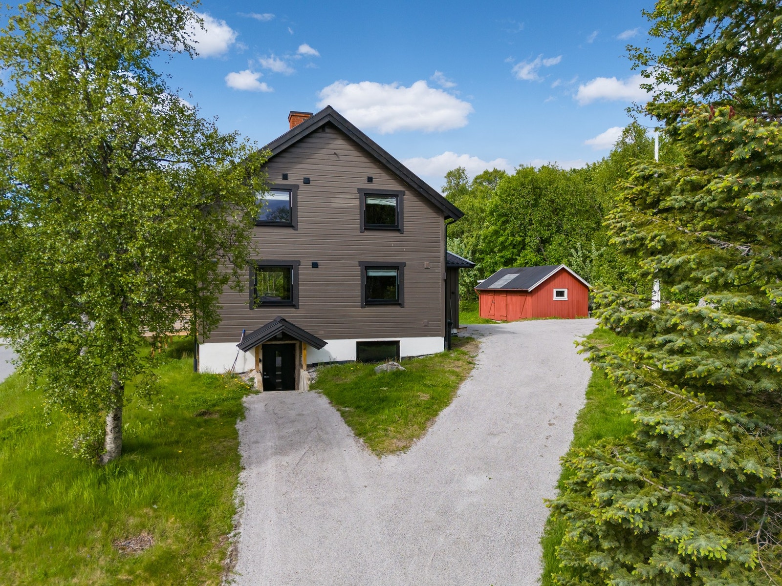 Enkel adkomst og gode parkeringsmuligheter på egen tomt Galleribilde