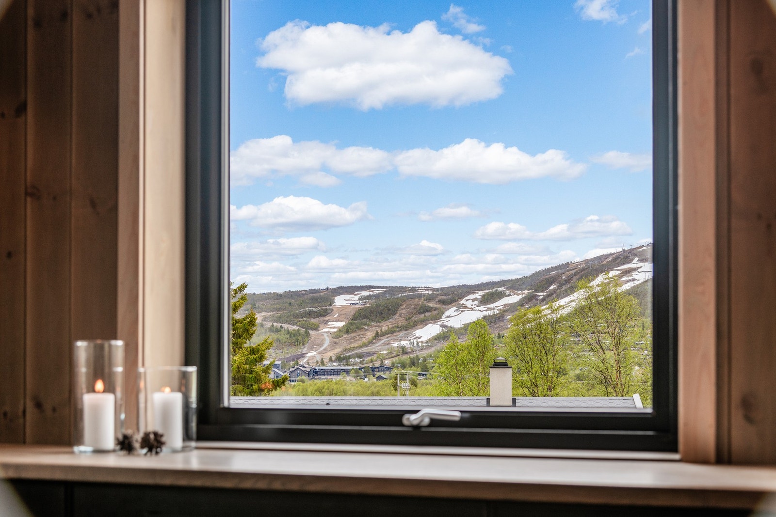 Flott utsikt mot alpinbakken fra kjøkkenet Galleribilde