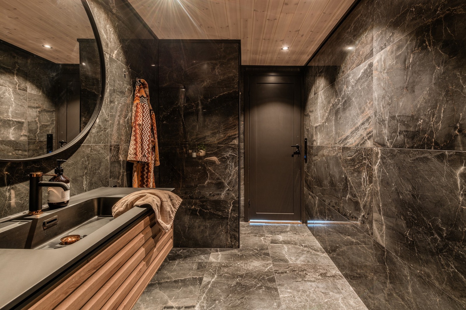 Badet har et luksuriøst uttrykk som inviterer til en god start på dagen Galleribilde