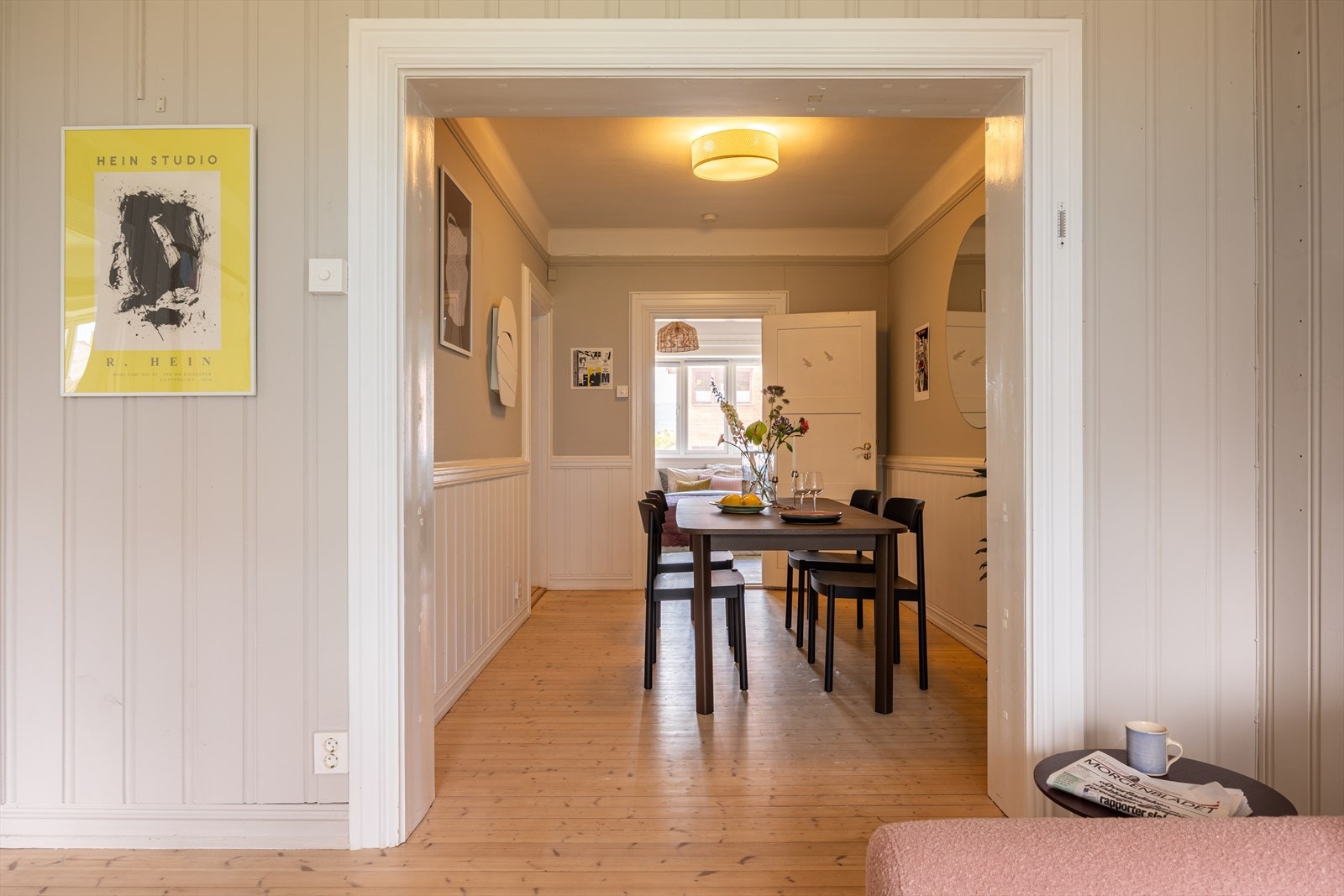 I forstuen er det naturlig plass til en større spisegruppe, som skaper en hyggelig ramme for både hverdagsmiddager og sosiale sammenkomster med venner og familie. Galleribilde