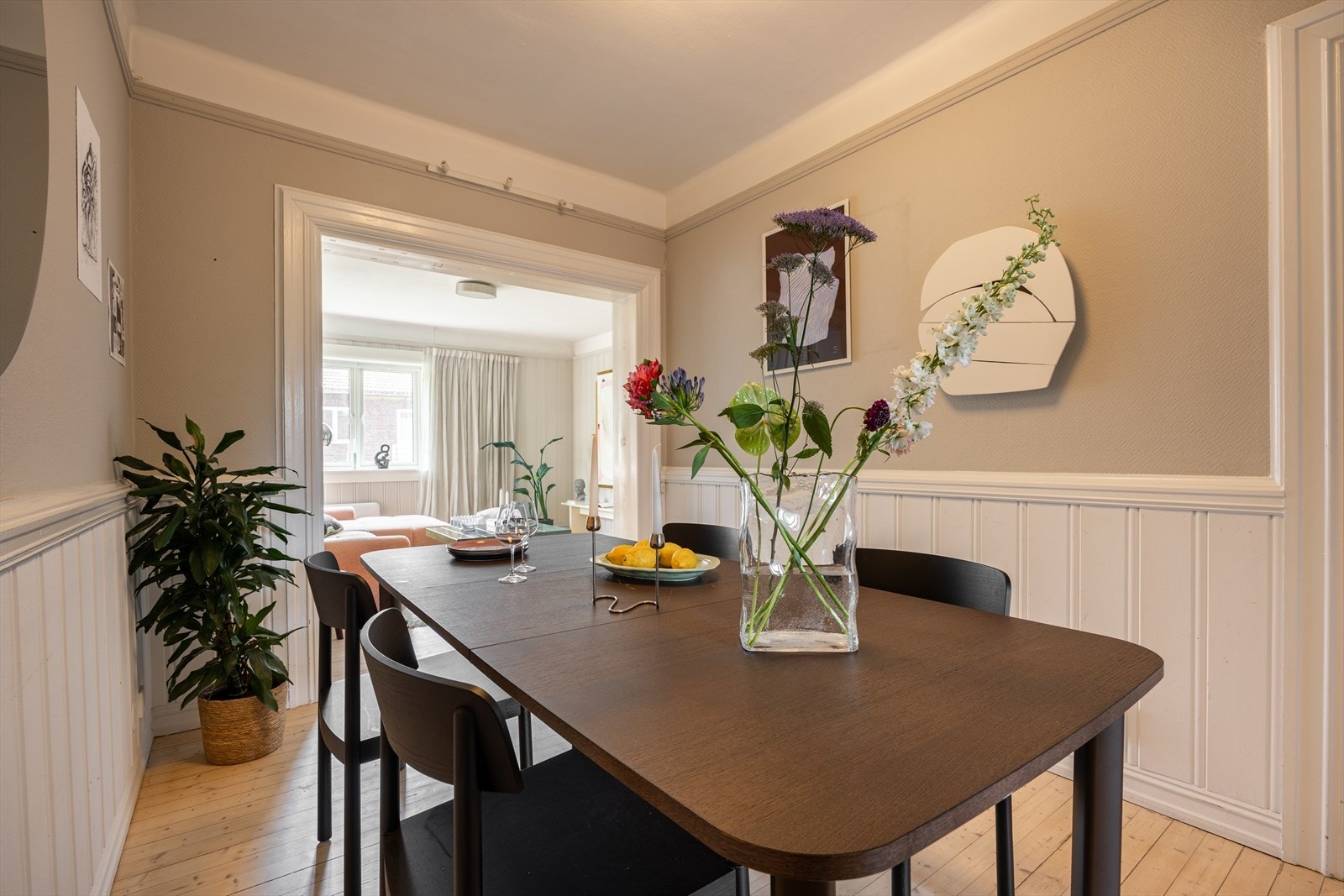 Forstuen er en flott forlengelse av stuen som tilfører boligen en klassisk og innbydende karakter. Galleribilde