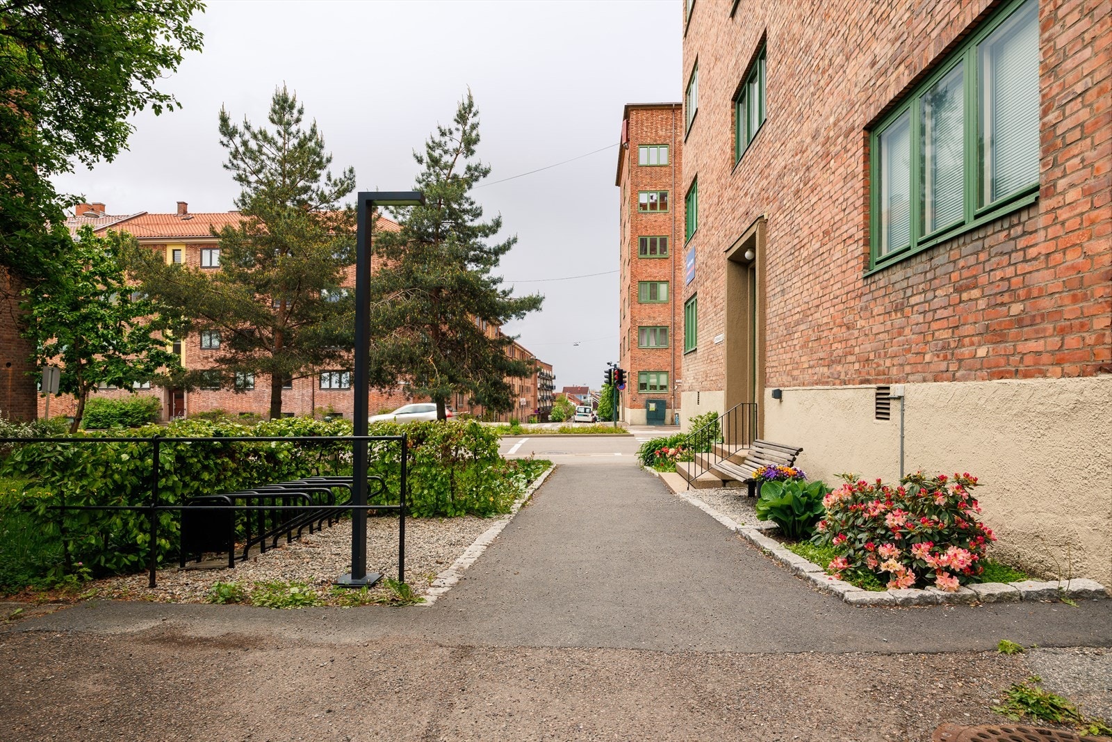 Trivelig uteområde rett utenfor oppgangen, pent opparbeidet for beboerne. Galleribilde