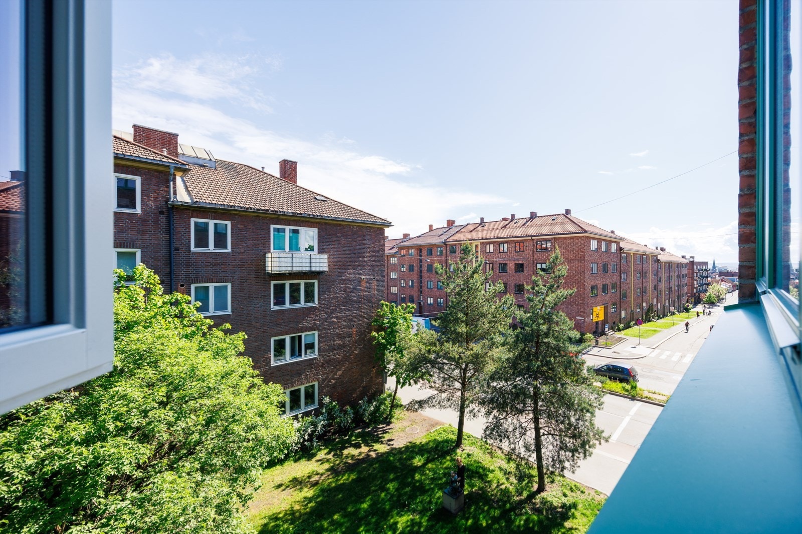 Start dagen med en hyggelig utsikt mot trehusbebyggelse på Rodeløkka og videre nedover byen fra boligen. Galleribilde