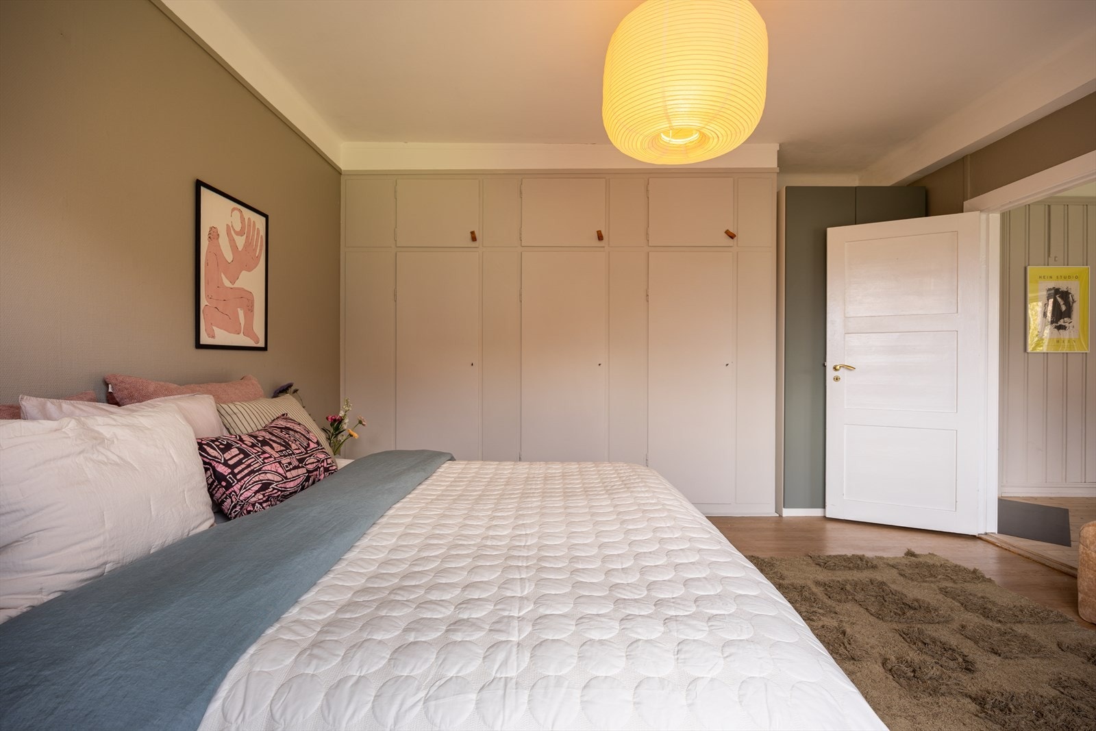 Stor innebygd garderobe og egen nisje med plass til ytterligere oppbevaring, her kan du virkelig ta med deg klesskapet ditt. Galleribilde