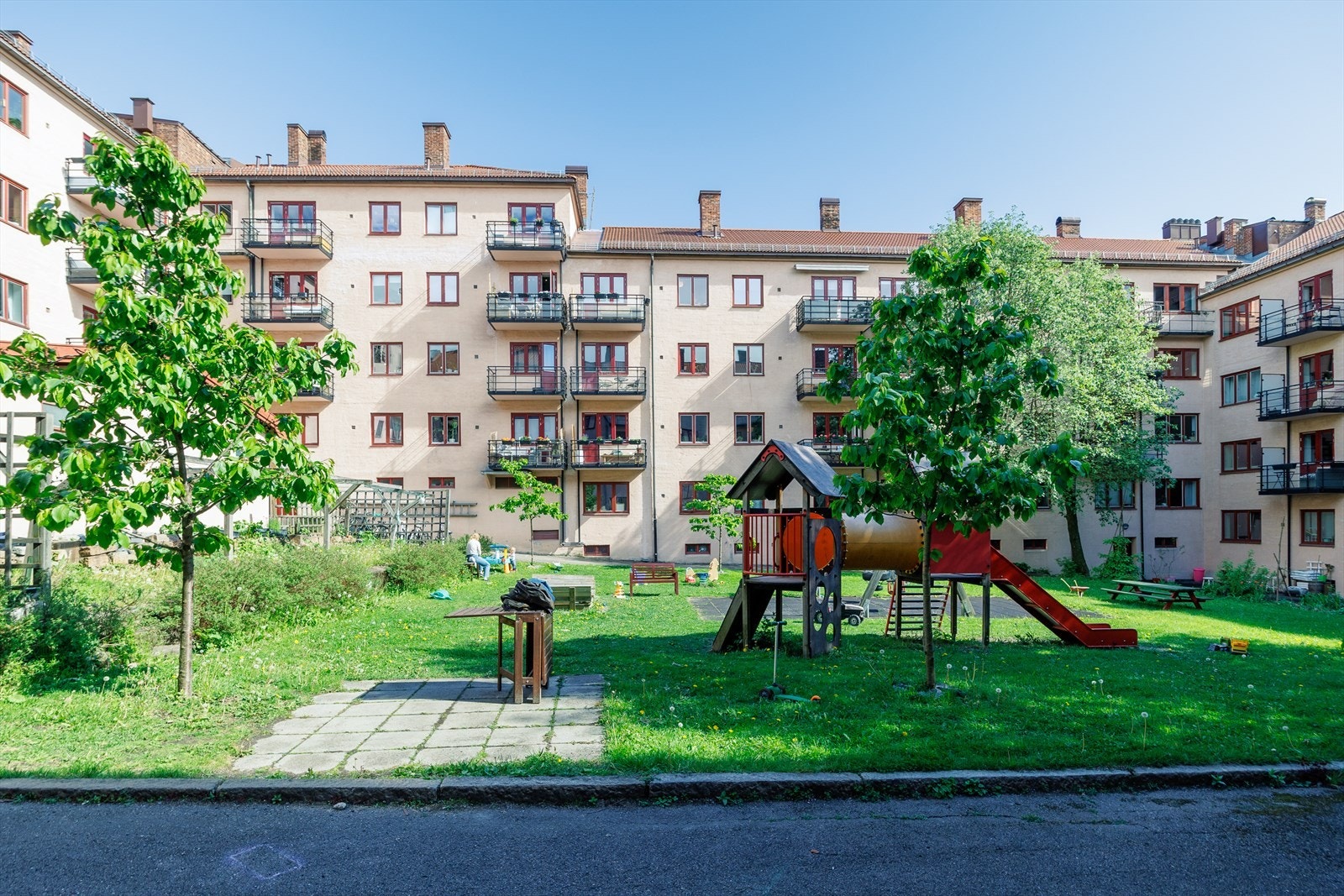 Den andre bakgården med hyggelige lekeområder og plass for de minste. Galleribilde