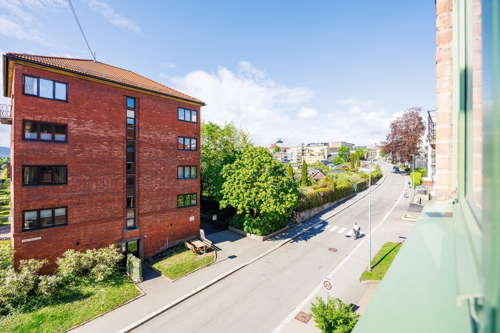 Utsikt mot rolig sidegate mot Rodeløkkens kolonihager og Rosenhoff. Galleribilde