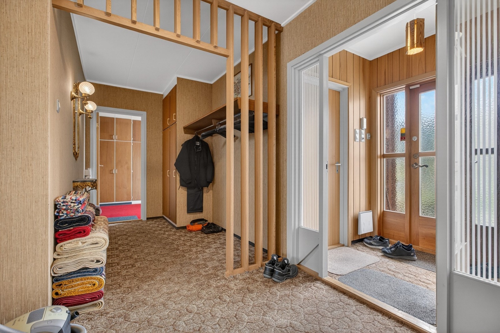 Garderobe, inngang soverom mot syd og bod i entré. Galleribilde