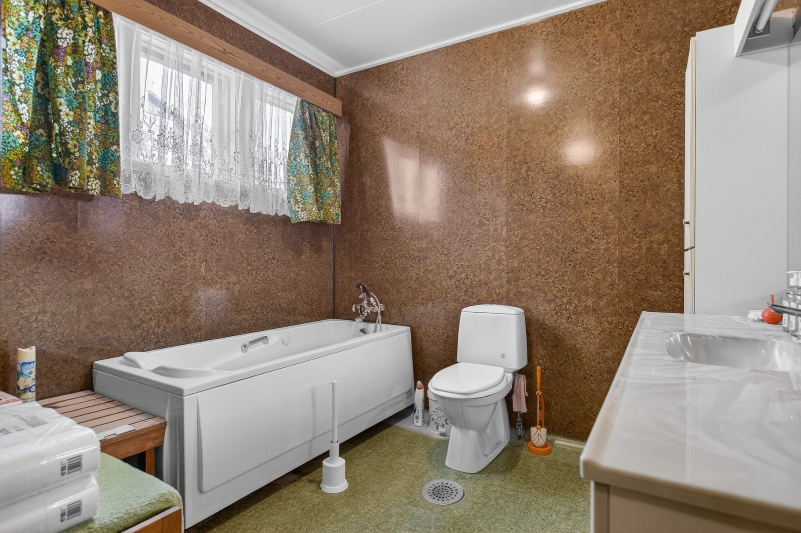 Bad i hovedetasje, med dusjsnisje og badekar. Galleribilde
