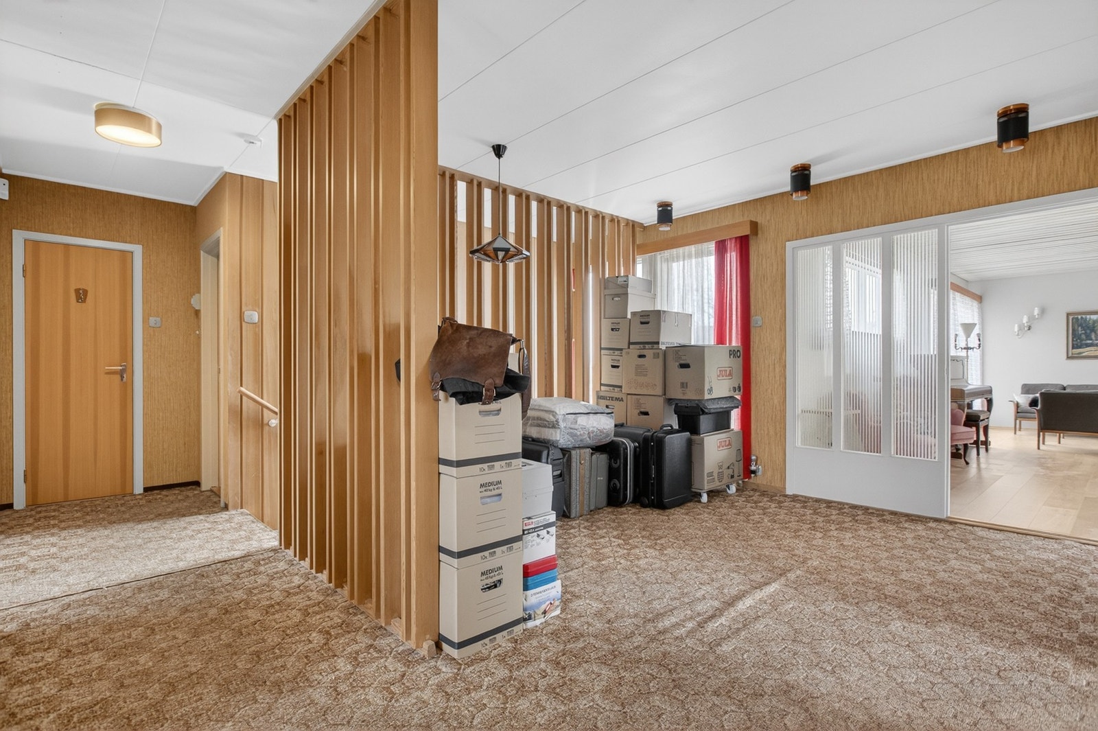 Forstue med adkomst til toalettrom, bad, trappenedgang, stue og soverom. Galleribilde