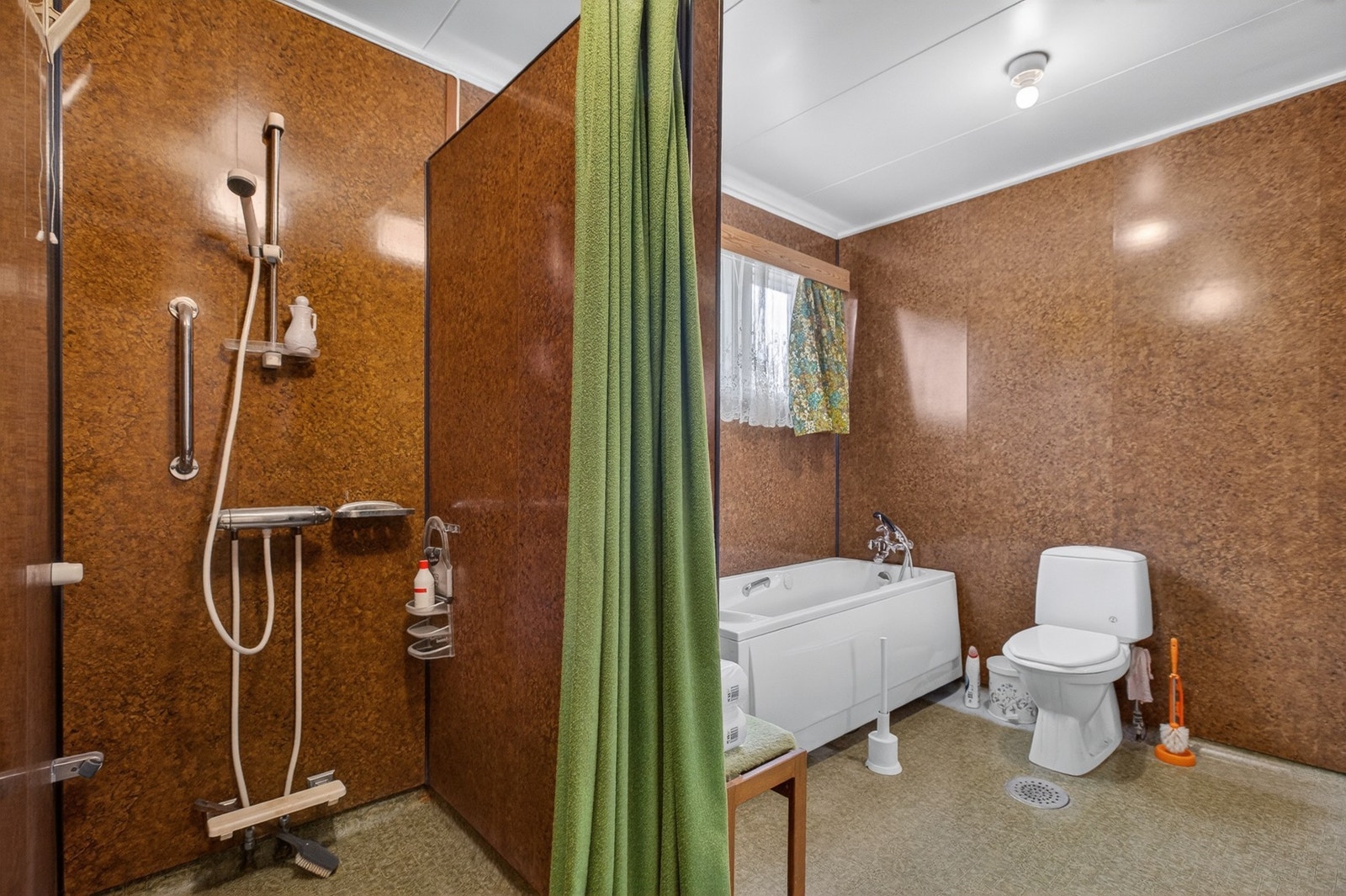 Bad i hovedetasje, med dusjsnisje og badekar. Galleribilde