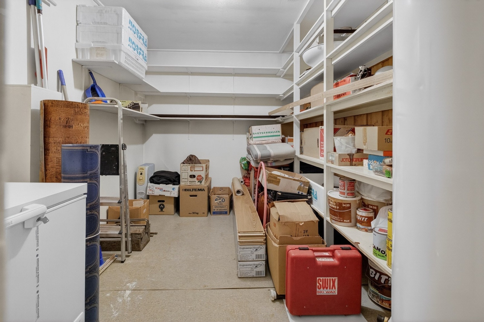 Én av 3 store boder/hobbyrom i underetasjen Galleribilde