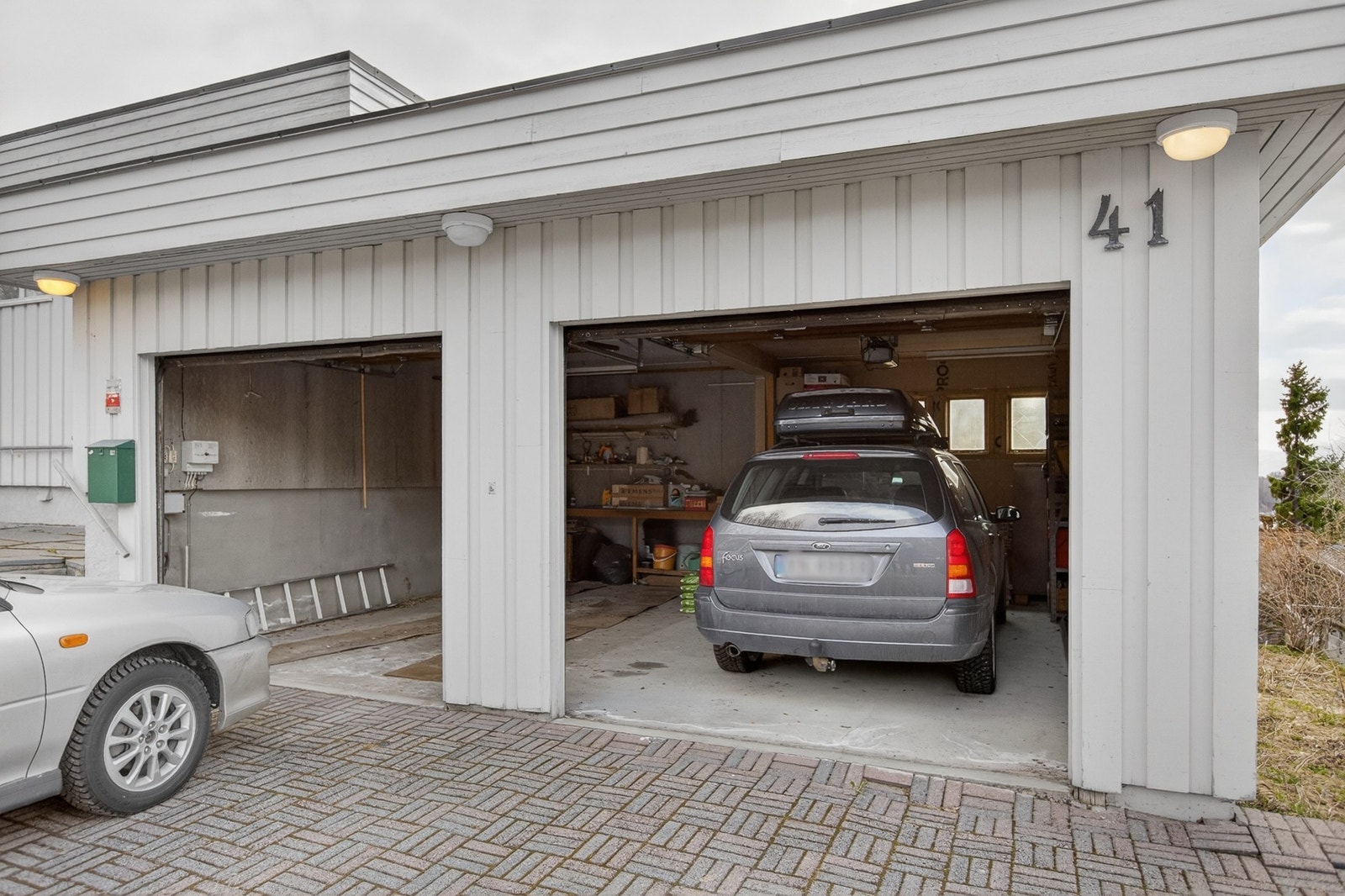 Romslig dobbeltgarasje Galleribilde