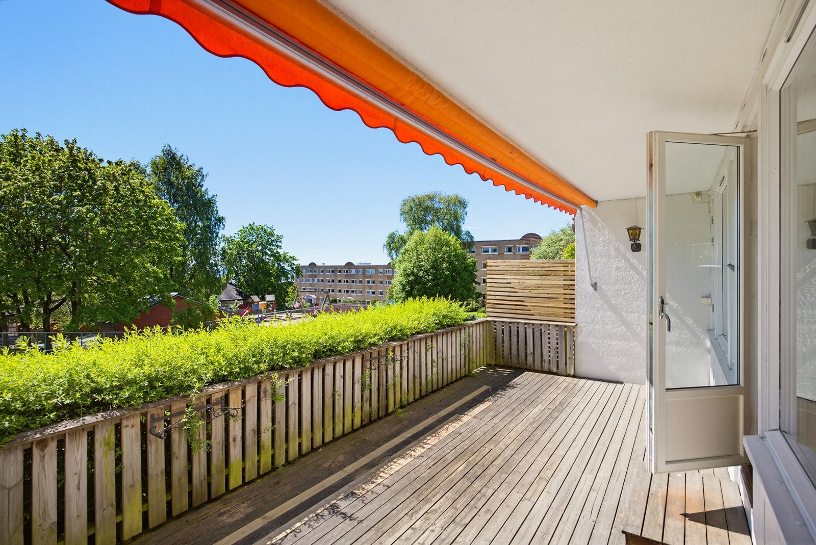 Her er det rikelig med plass for både sittegruppe og solstoler. Galleribilde