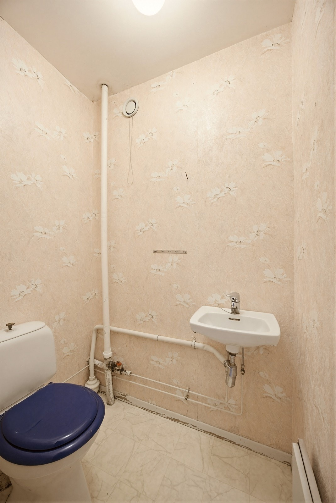 Separat toalettrom ved siden av badet. Galleribilde