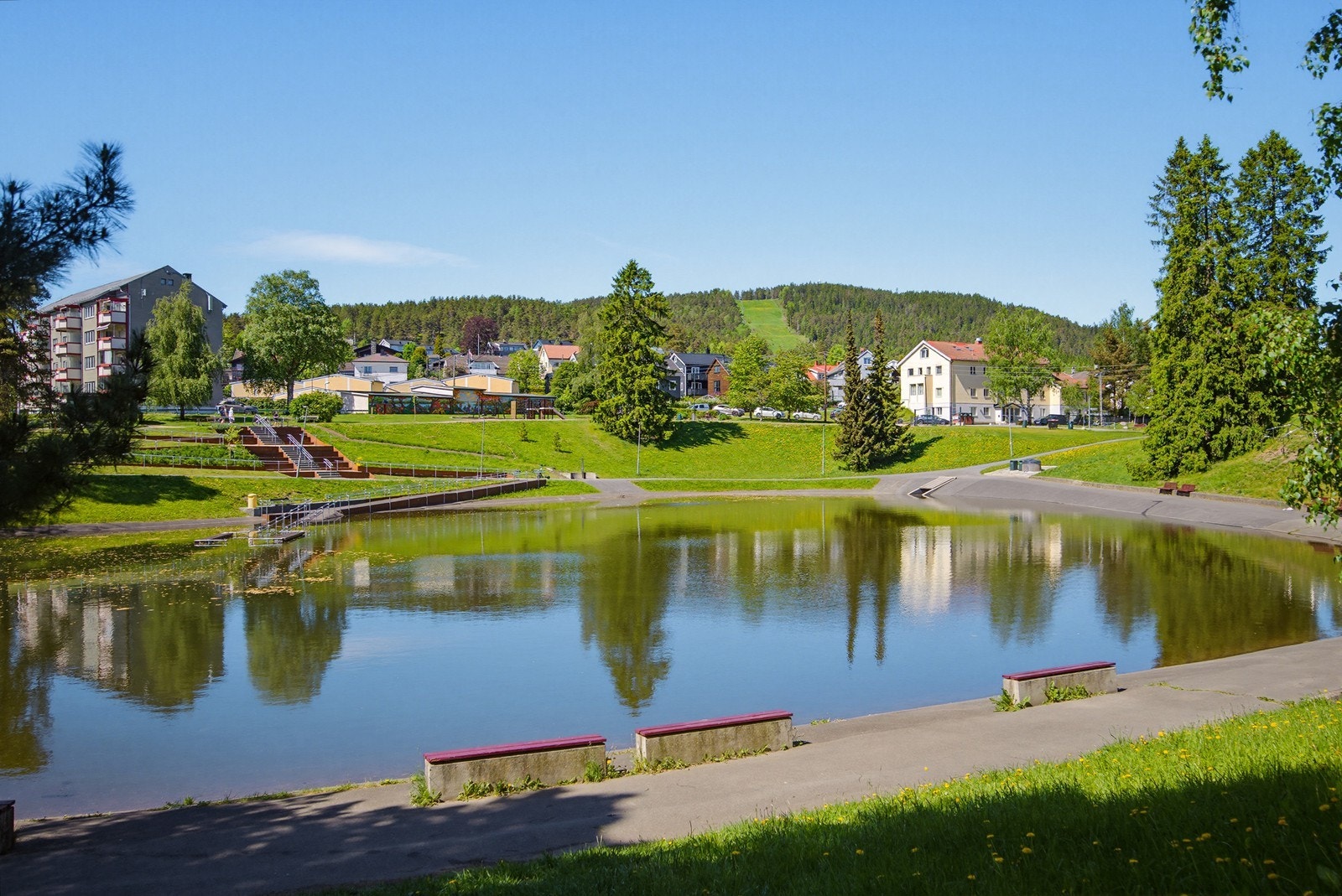 Kun fem minutter til idylliske Årvolldammen, en populær og oppgradert badeplass. Galleribilde