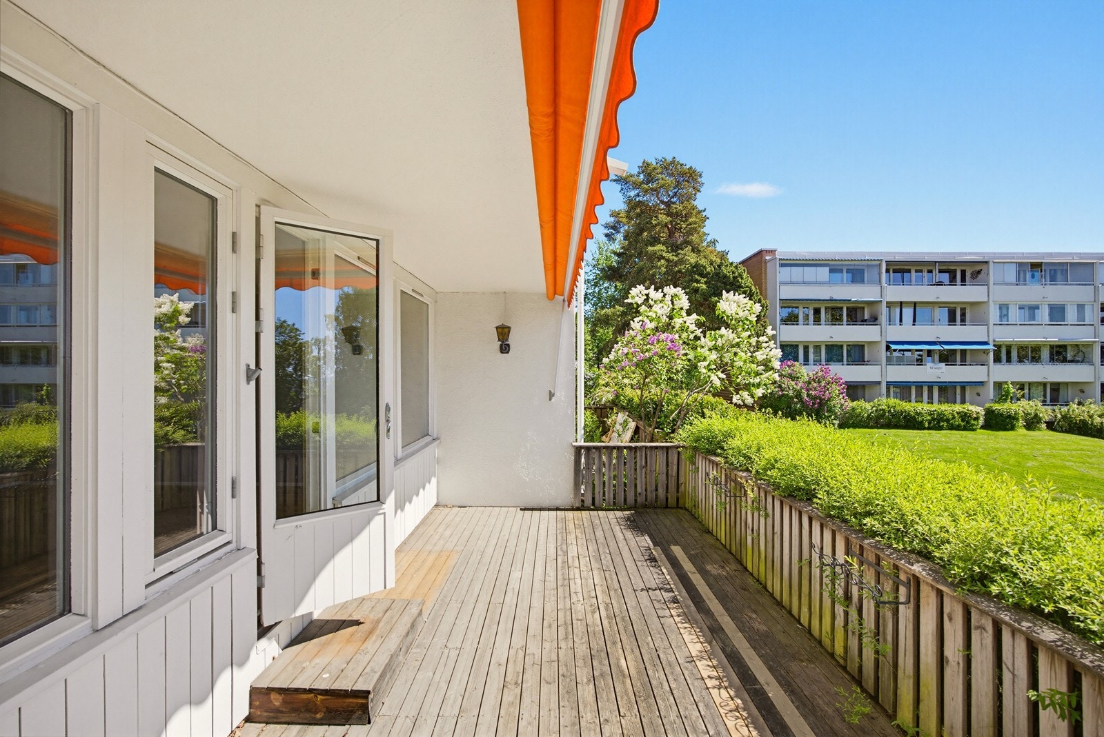 Uteplassen ligger usjenert til med hekk mot fellesarealene. Galleribilde
