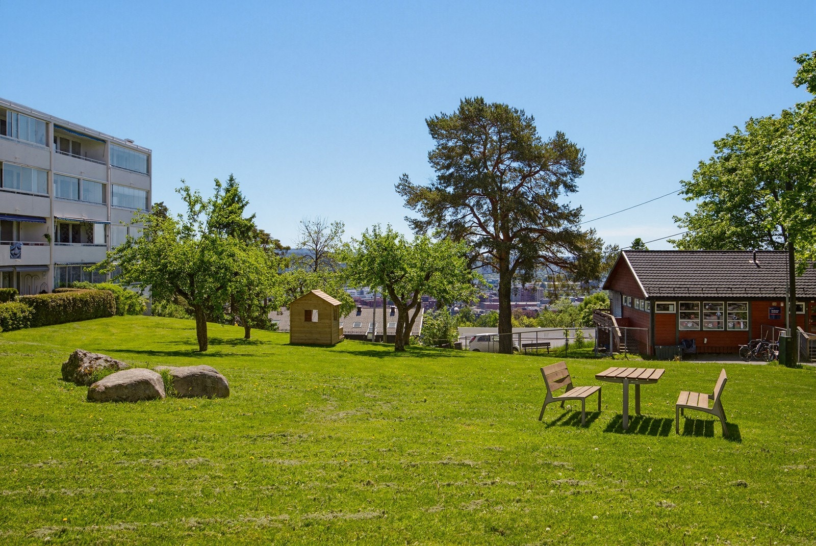 Området er barnevennlig med trygge gangveier og store grøntområder. Galleribilde