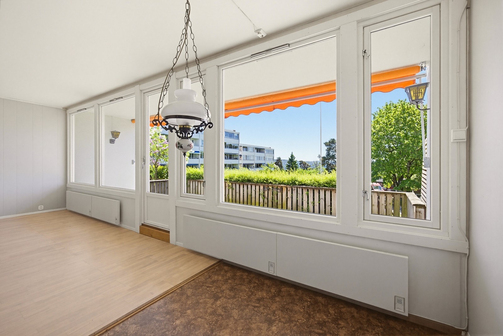 Stuen har en bred vindusflate som gir rikelig med dagslys. Galleribilde