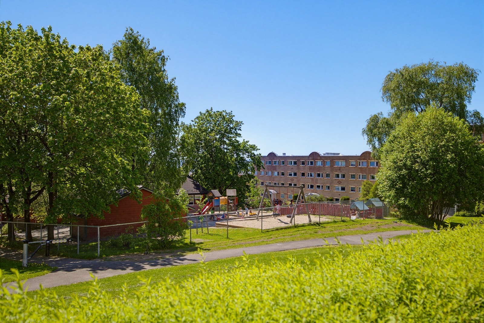 Kort vei til lekeplass, ballbinge og idrettsanlegg i nærområdet. Galleribilde