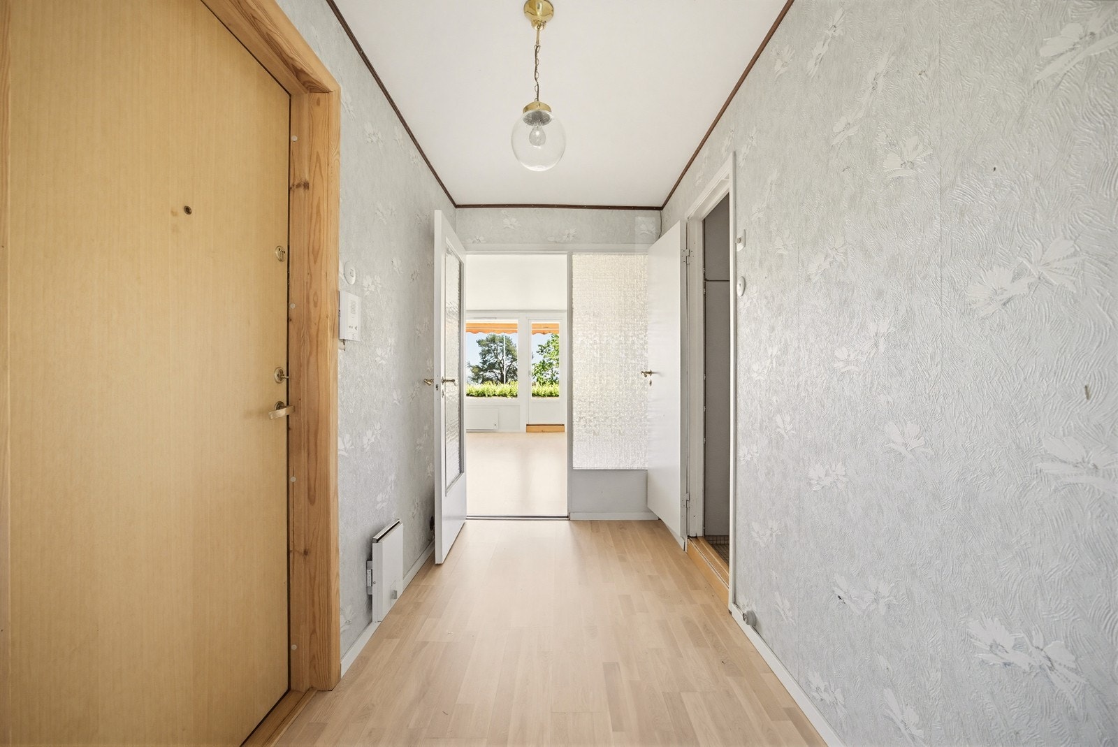 Entréen har plass til oppbevaring og leder direkte inn til stuen. Galleribilde
