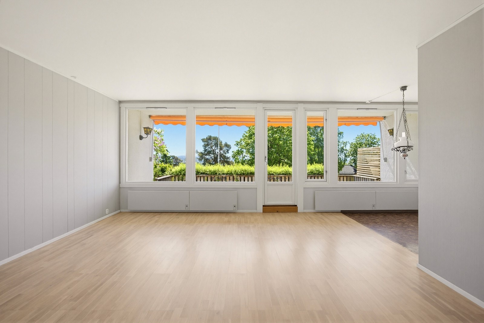 Direkte utgang fra stuen til den store, private uteplassen. Galleribilde