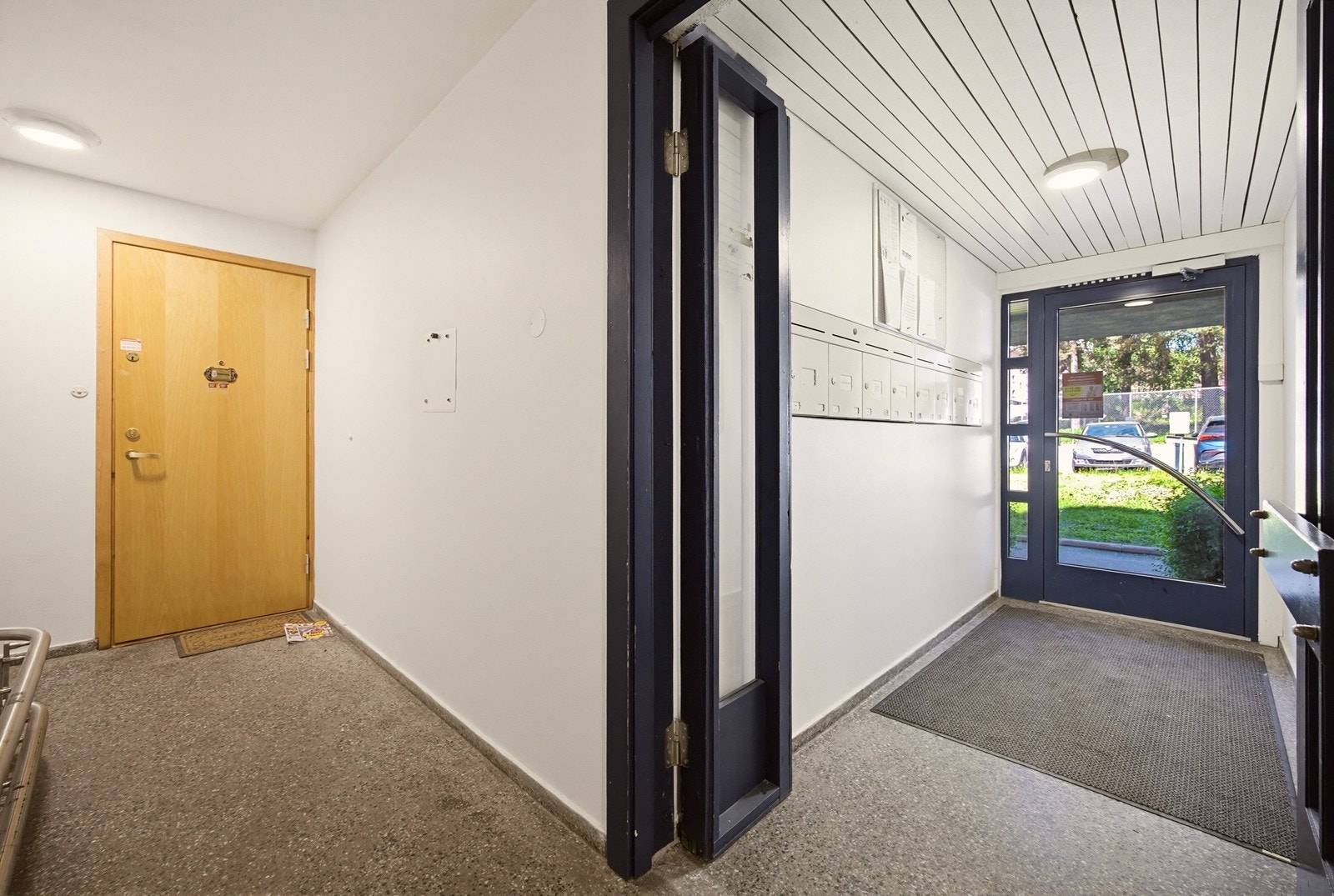 Felles inngangsparti med postkasser. Leiligheten ligger i første etasje. Galleribilde