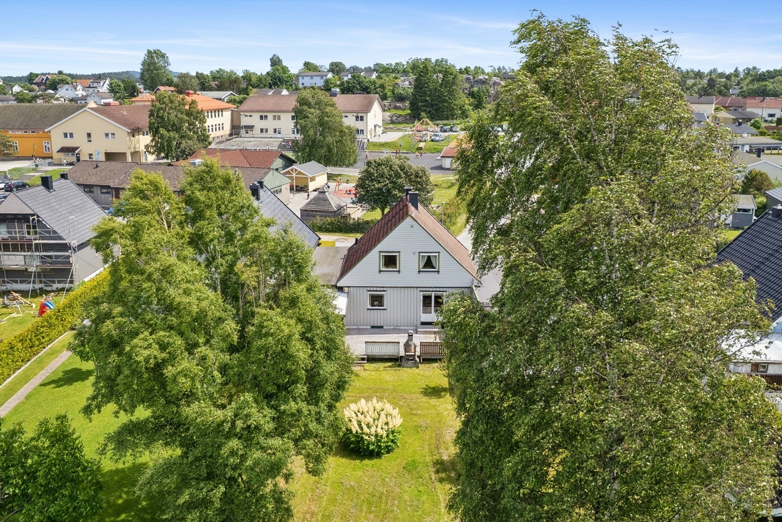 DNB Eiendom AS Sellebakk - Innholdsrik enebolig i kjede over to plan + kjeller | 3 soverom | Solrik hage | Carport | Mye lagringsplass Dragerveien 13,